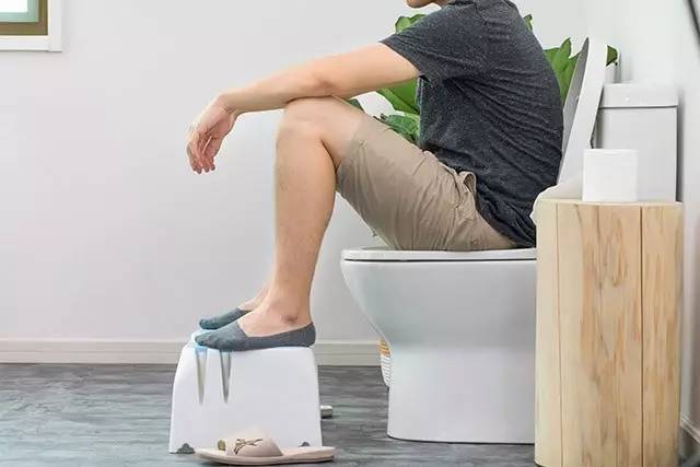 传统蹲厕或许对于今天的人来说,已十分不舒服了,现在家家户户基本都
